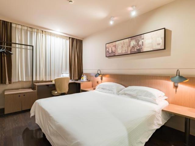 Jinjiang Nanjing Road Pedestrian Streeteast Hotel