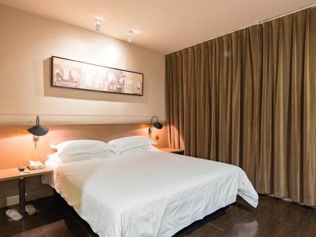 Jinjiang Nanjing Road Pedestrian Streeteast Hotel 3*